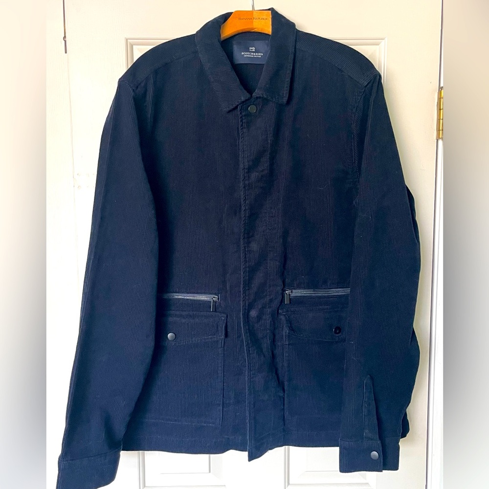 Scotch and Soda Shirt jacket.
Material: Corduroy
Color: Navy Blue 

Size XXL